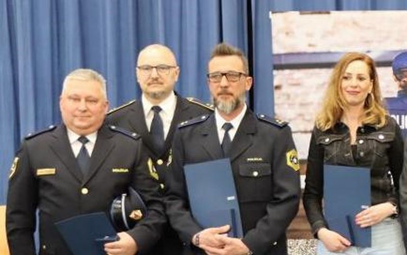 Podeljene so bile medalje policije za požrtvovalnost in hrabrost, med prejemniki trije pomurski policisti in ena občanka Podeljene so bile medalje policije za požrtvovalnost in hrabrost, med prejemniki trije pomurski policisti in ena občanka