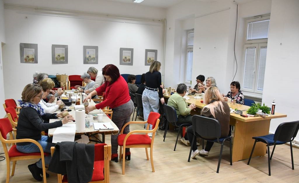 FOTO: Na ZKD Lendava pripravili velikonočno ustvarjalno delavnico