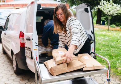 FOTO: Dvojezične šole v Prekmurju prejele donacijo moke v okviru programa “Kruh Madžarov”