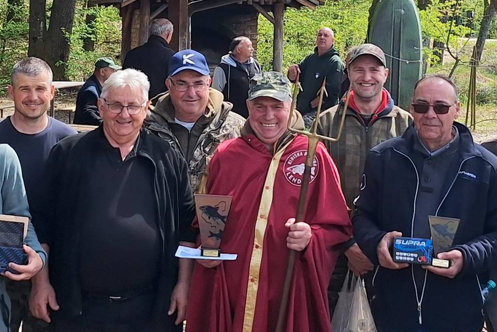 FOTO: Ribiška družina Lendava v Dobrovniku okronala novega ribiškega carja!