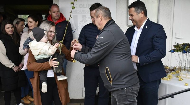 FOTO: Ob dnevu Zemlje v Lendavi zasadili medovita drevesa za novorojence