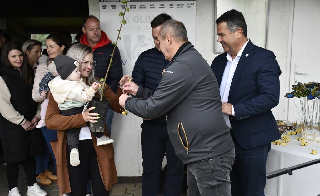 FOTO: Ob dnevu Zemlje v Lendavi zasadili medovita drevesa za novorojence