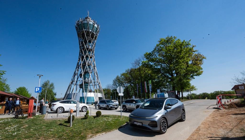 FOTO: Z električnimi avtomobili izpred stolpa Vinarium brez vmesnega polnjenja tudi letos krenili v Koper