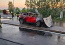 FOTO: Z vozilom se je odpeljal preko krožnega križišča, pristal na cestnem otoku, vozilo je zagorelo