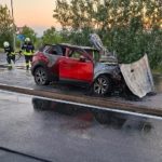 Se boste tudi vi prihajajoči petek v Centru za zaščito in reševanje dali na seznam? FOTO: Z vozilom se je odpeljal preko krožnega križišča, pristal na cestnem otoku, vozilo je zagorelo