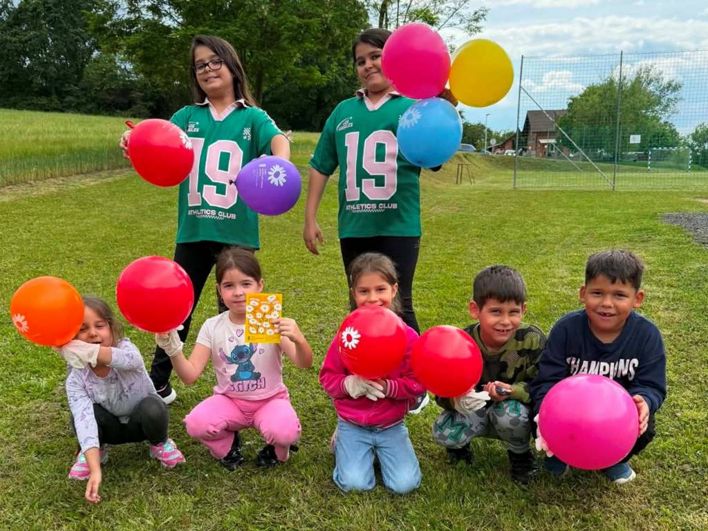 FOTO: Otroci iz romskega naselja Dolga vas poskrbeli za lepšo okolico