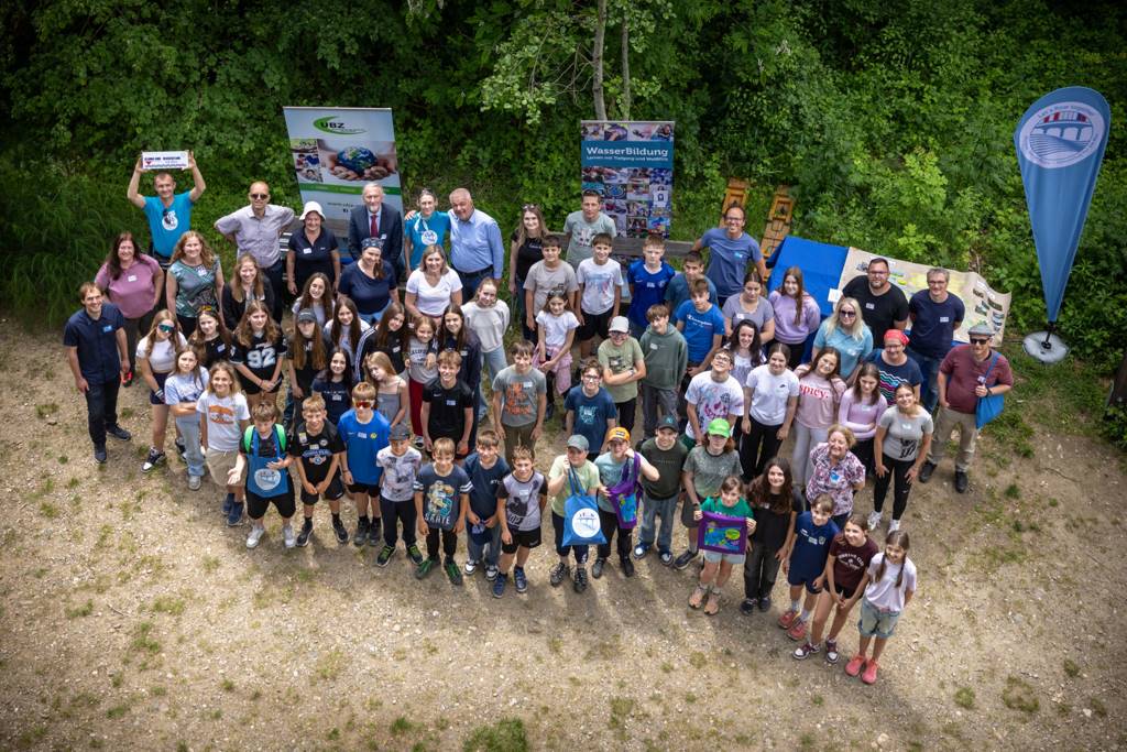 FOTO: Slovenski in avstrijski učenci so skupaj raziskovali reko Muro