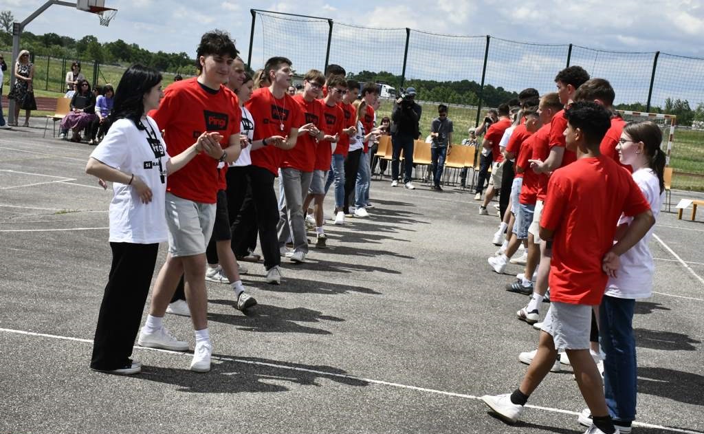 FOTO: Maturanti so se tudi v Lendavi s četvorko poslovili od srednješolskega izobraževanja