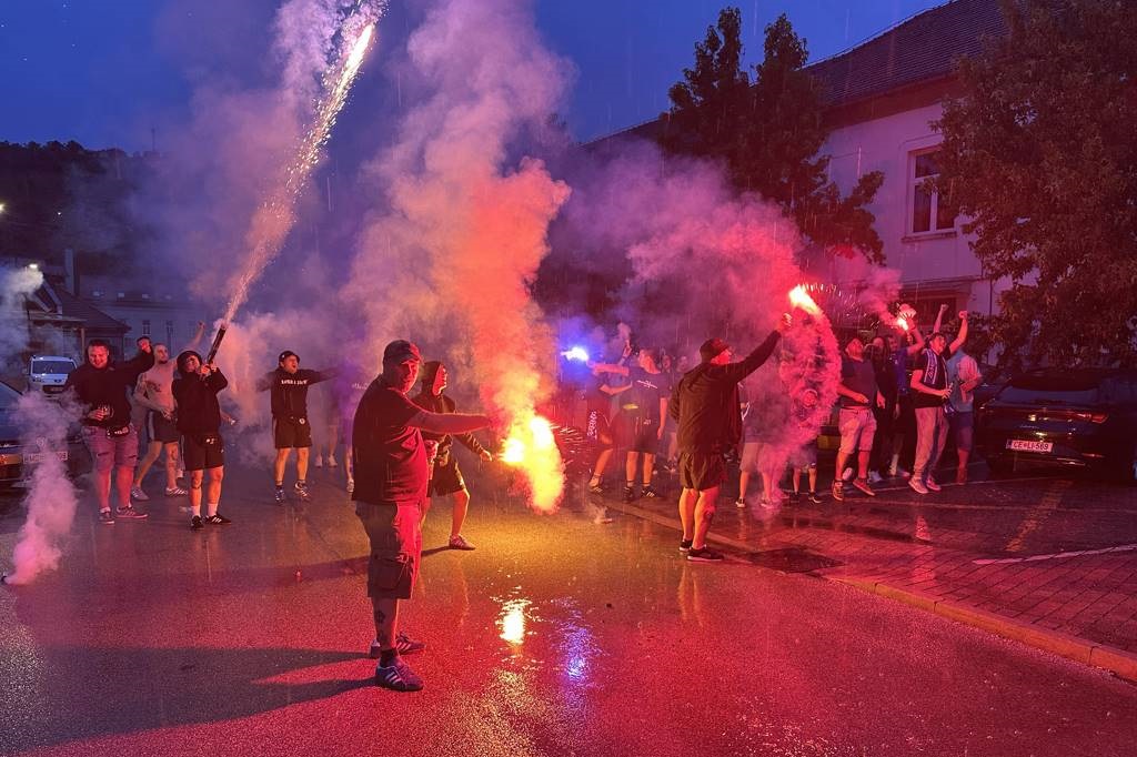 VIDEO, FOTO: Navijači in simpatizerji lendavske Nafte 1903 s pravim navijaškim vzdušjem