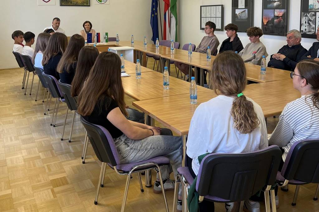 Mladi z idejami o prihodnosti občine: Zasedal otroški občinski svet v Črenšovcih Mladi z idejami o prihodnosti občine: Zasedal otroški občinski svet v Črenšovcih