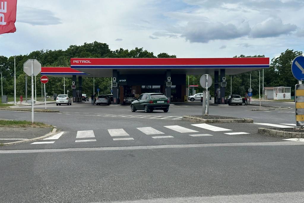 PMSNS opozarja na neenakovredno velikost napisov na prenovljeni Petrolovi črpalki v Lendavi