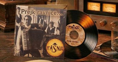 Prašnati napovedali izdajo prvega CD albuma: “Nekatere zgodbe dolgo čakajo, da postanejo pesem.” Prašnati napovedali izdajo prvega CD albuma: “Nekatere zgodbe dolgo čakajo, da postanejo pesem.”