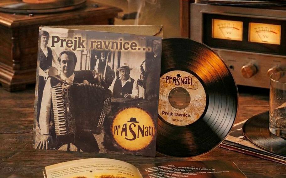 Prašnati napovedali izdajo prvega CD albuma: “Nekatere zgodbe dolgo čakajo, da postanejo pesem.”
