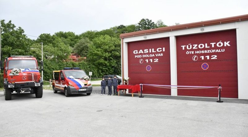FOTO: V Dolgi vasi tudi uradno prevzeli gasilski vozili ter garažo