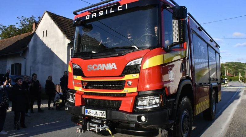 FOTO: Gasilci iz Doline pri Lendavi so se včeraj razveselili novega gasilskega vozila!