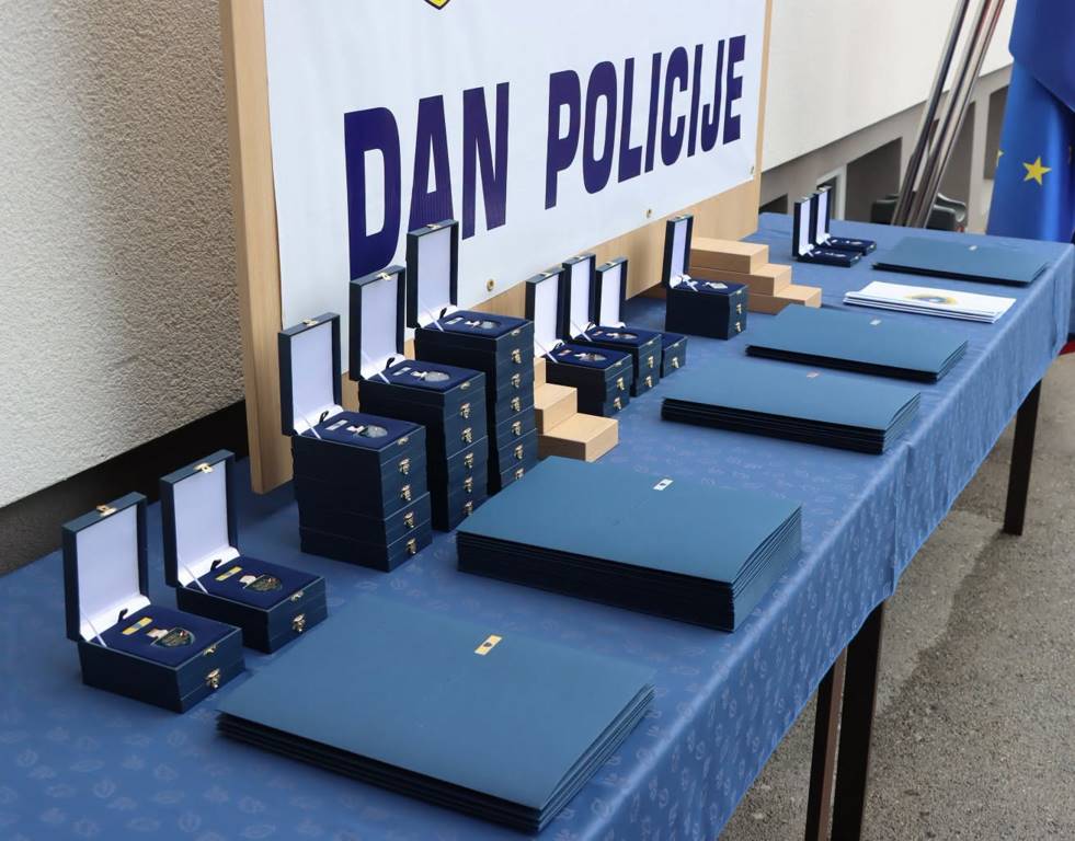 FOTO: PU Murska Sobota: Na slovesnosti ob dnevu policije podelili priznanja zaslužnim posameznikom