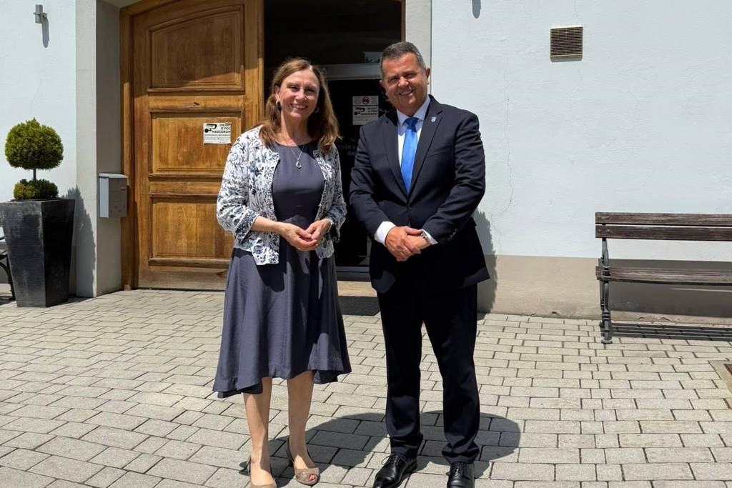 FOTO: Župan Janez Magyar gostil izvršno sekretarko Mednarodne zveze za spomin na holokavst