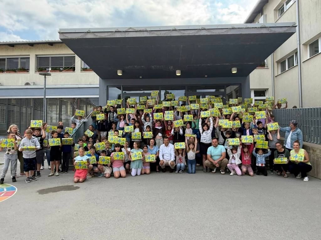 FOTO: Župan in podžupan lendavskim osnovnošolcem razdelila komplete barvic