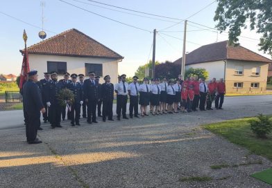 FOTO: Člani in članice PGD Dolina pred današnjo obeležitvijo stote obletnice včeraj položili vence in opravili častno sejo