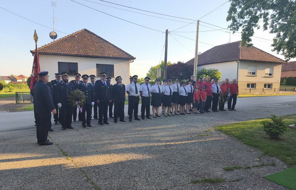 FOTO: Člani in članice PGD Dolina pred današnjo obeležitvijo stote obletnice včeraj položili vence in opravili častno sejo