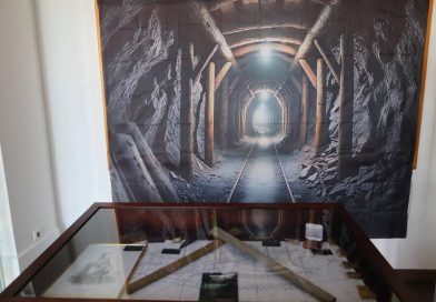 FOTO: V preddverju Gledališke in koncertne dvorane odprli razstavo o rudarstvu skozi zgodovino rudniških svetilk