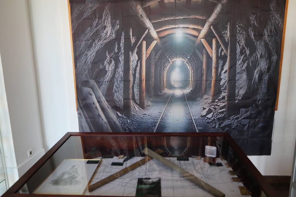 FOTO: V preddverju Gledališke in koncertne dvorane odprli razstavo o rudarstvu skozi zgodovino rudniških svetilk