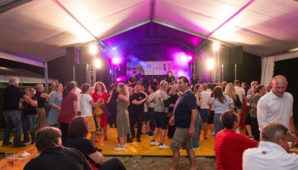 FOTO: Noč ob Bukovniškem jezeru popestrili Burjana & Band ter Vlado Kalember & Srebrna krila