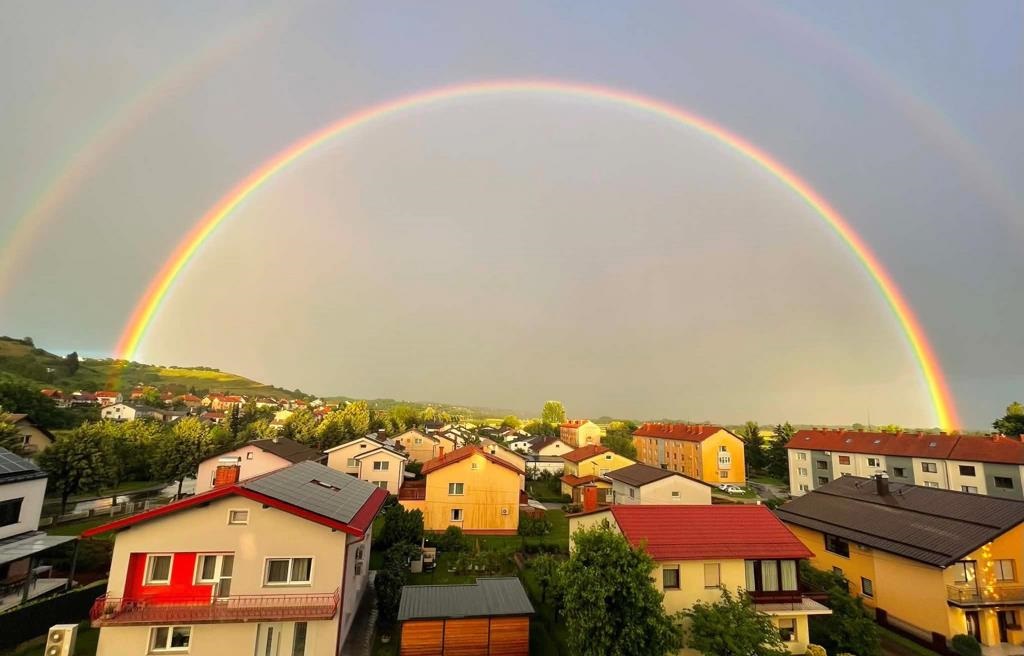 FOTO: Izrazita (dvojna) mavrica po pozni popoldanski plohi polepšala izgled naših krajev