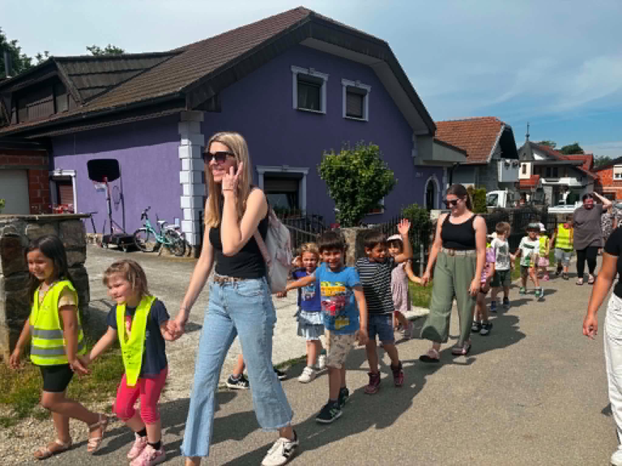 Otroci iz Vrtca Lendava obiskali romsko naselje v Dolgi vasi in spoznavali pomen sobivanja v različnosti