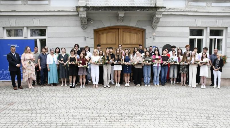 FOTO: Župan sprejel najbolj uspešne osnovnošolke in osnovnošolce v občini Lendava