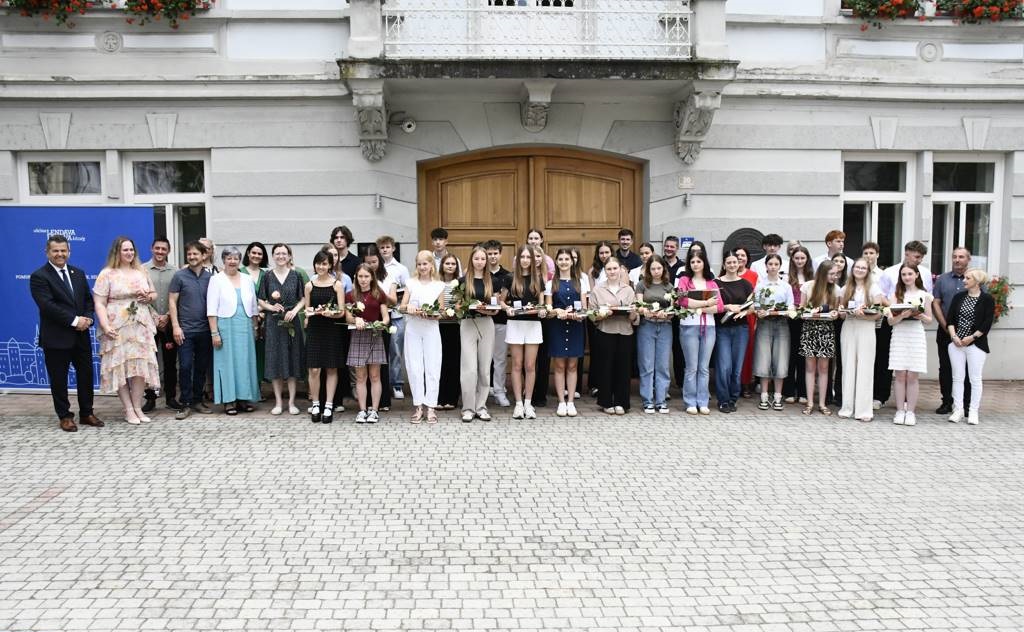 FOTO: Župan sprejel najbolj uspešne osnovnošolke in osnovnošolce v občini Lendava