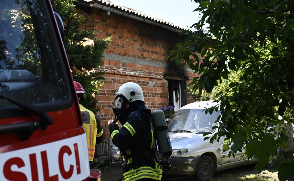 FOTO: V požaru v Veliki Polani, neuradno, ena oseba izgubila življenje