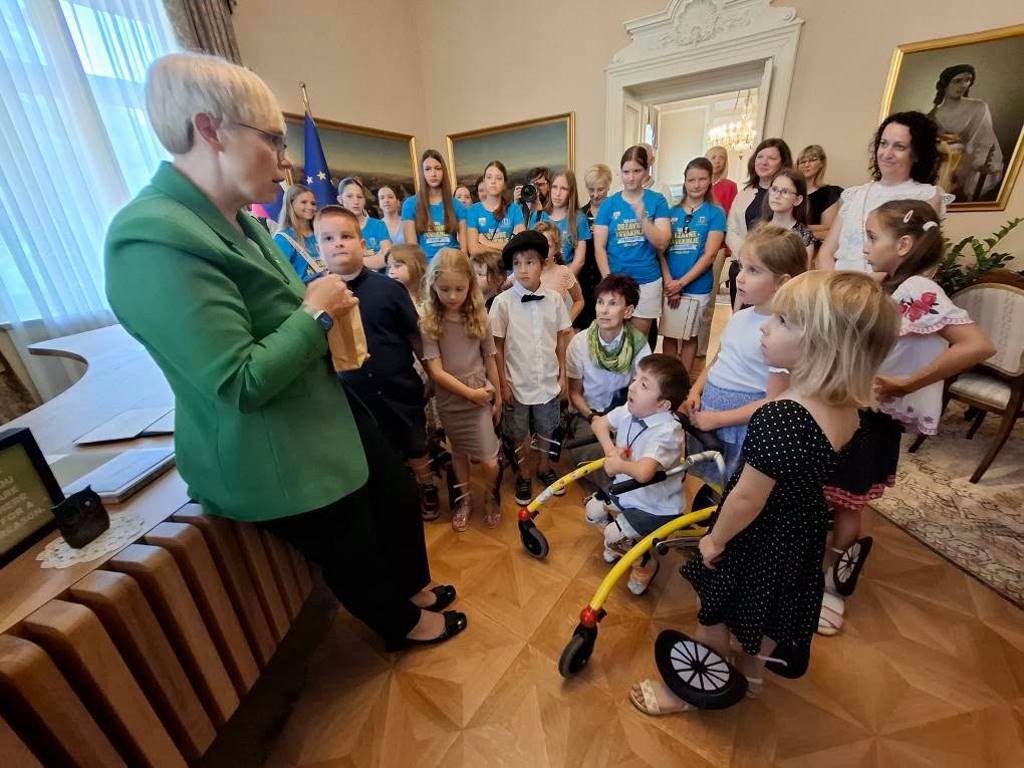 Dobrovniški učenci obiskali predsednico republike ob dnevu državnosti