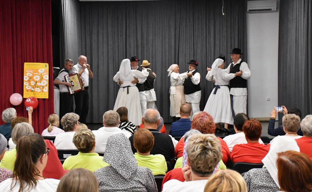 FOTO: V Gaberju 16. predstavitev kulturnih društev: Približno 100 nastopajočih povezalo tri občine