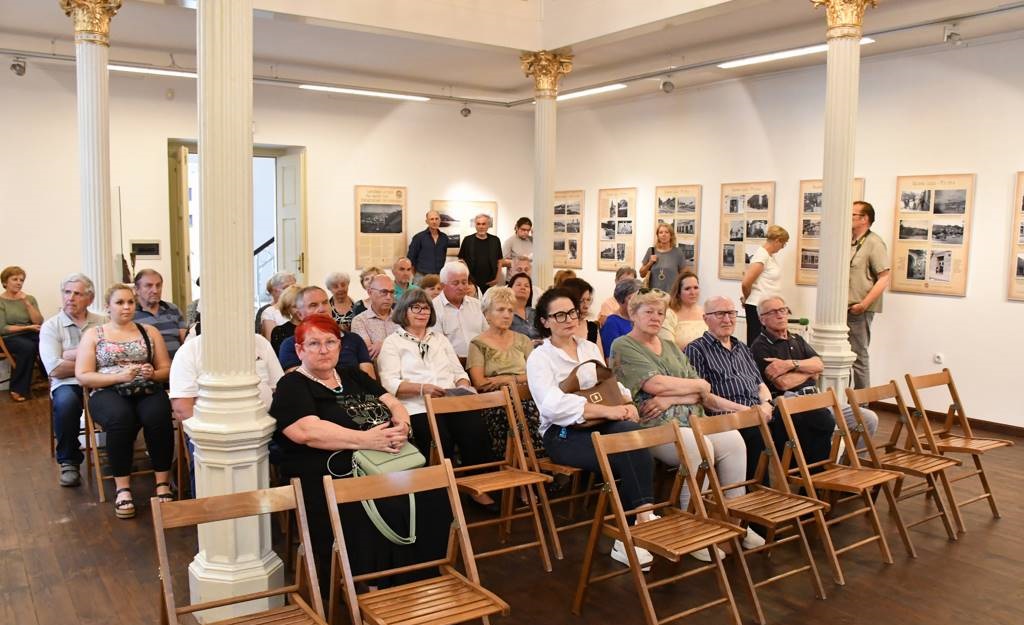 FOTO: Odprtje razstave in predstavitev knjige Lendava na starih fotografijah ter klavirski recital Sare Köveš