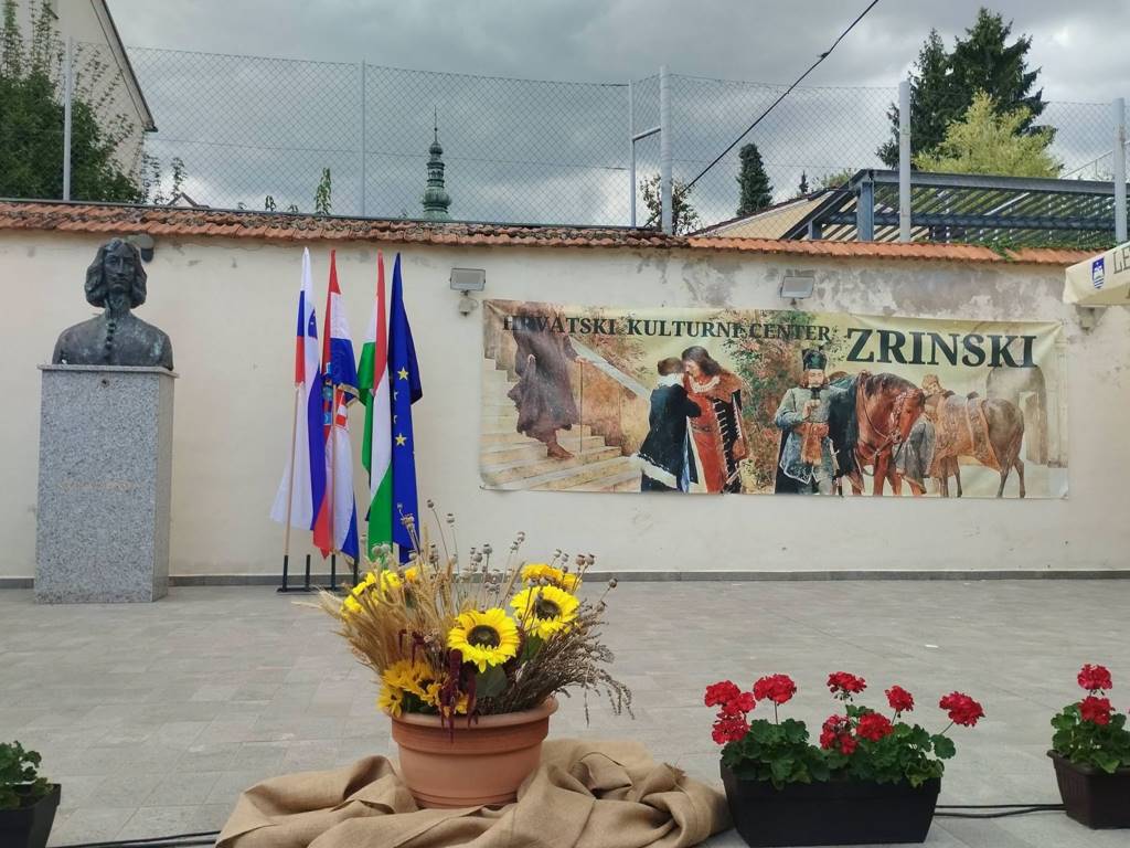 FOTO: Zrinijada na dvorišču Hrvaškega kulturnega društva Pomurje v Lendavi