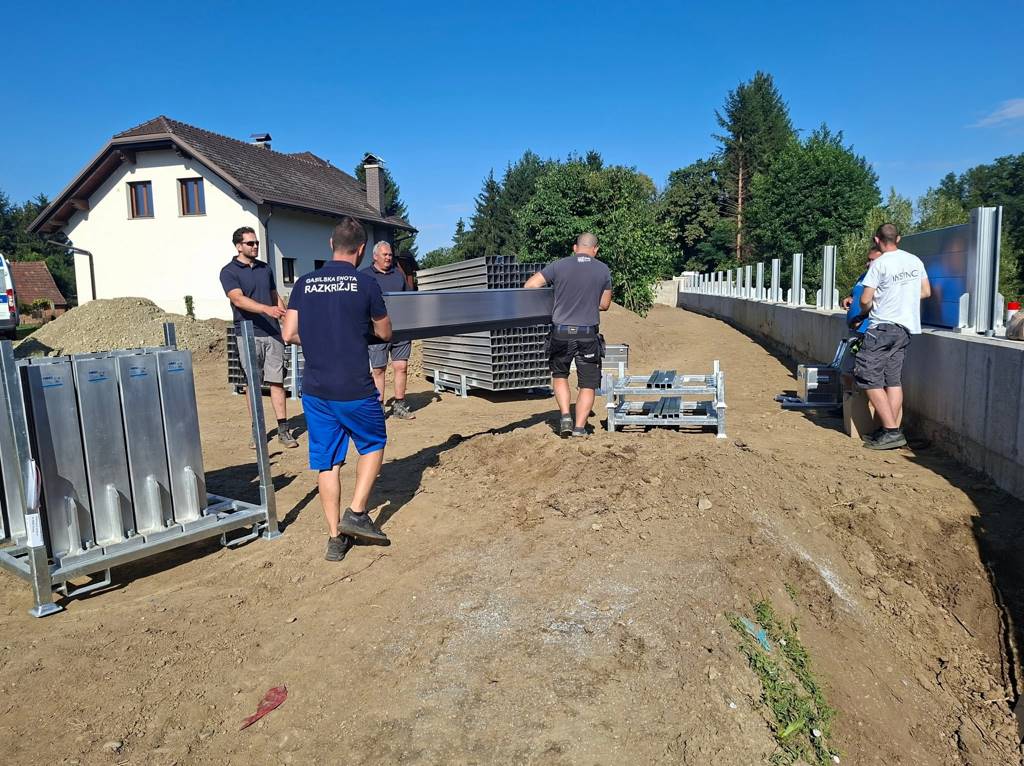 FOTO: V Razkrižju opravili usposabljanje za postavljanje protipoplavnih elementov