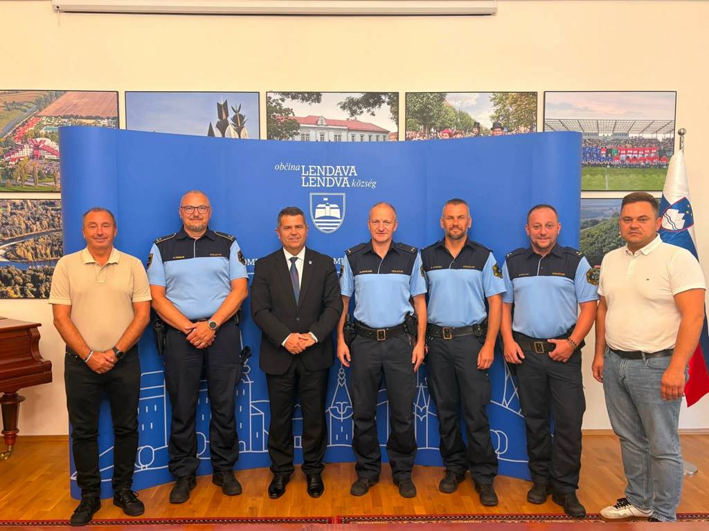 FOTO: Župan sprejel policiste, ki so z odločnim posredovanjem rešili življenje mlajšemu občanu