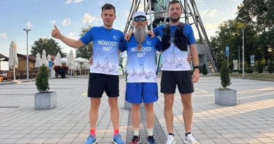 FOTO: Trije Gibkovi tekači so se ob 6. uri zjutraj podali od stolpa do stolpa čez mejo