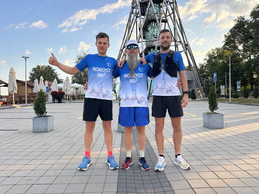 FOTO: Trije Gibkovi tekači so se ob 6. uri zjutraj podali od stolpa do stolpa čez mejo