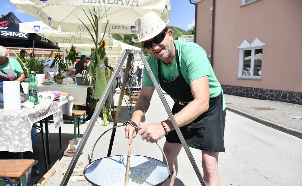 FOTO: Tekmovanje v kuhanju ribje čorbe v središču Lendave