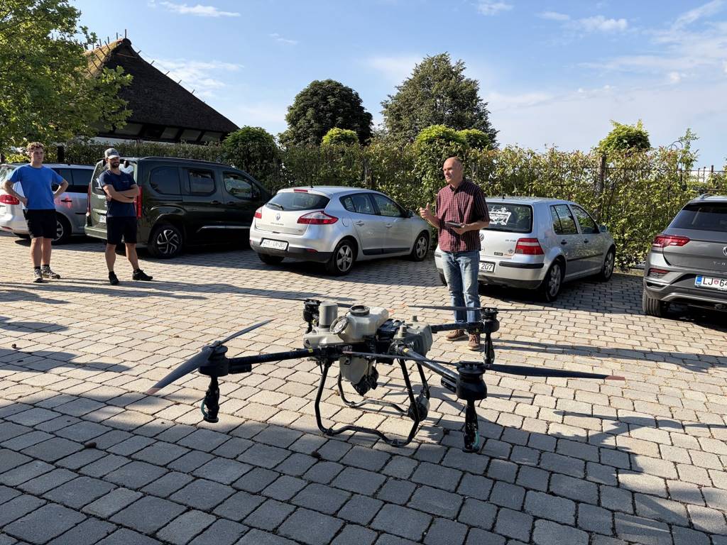 V Lendavskih goricah predstavili uporabo dronov v vinogradništvu in možnosti za zmanjšanje uporabe bakrovih fungicidov