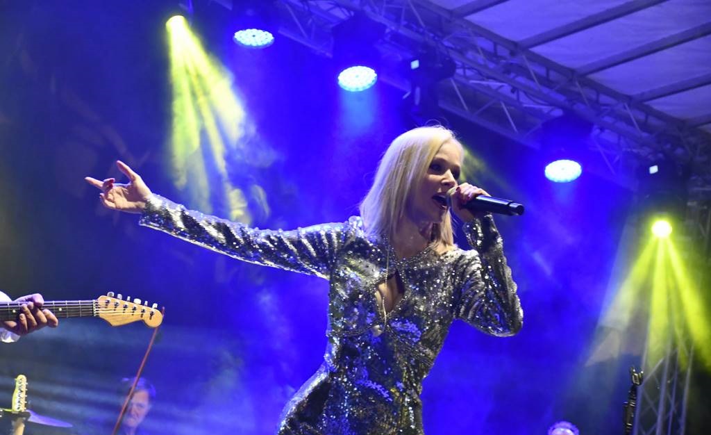 VIDEO, FOTO: Tamburaški ansambel “Frikovi” in Jelena Rozga poskrbela za odlično zabavo v Murskem Središću