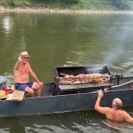 VIDEO: Na reki Muri med plovbo, da, prav ste prebrali, pekli jagnje