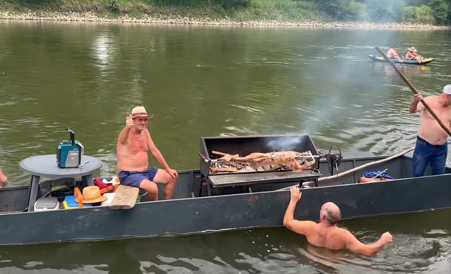 VIDEO: Na reki Muri med plovbo, da, prav ste prebrali, pekli jagnje