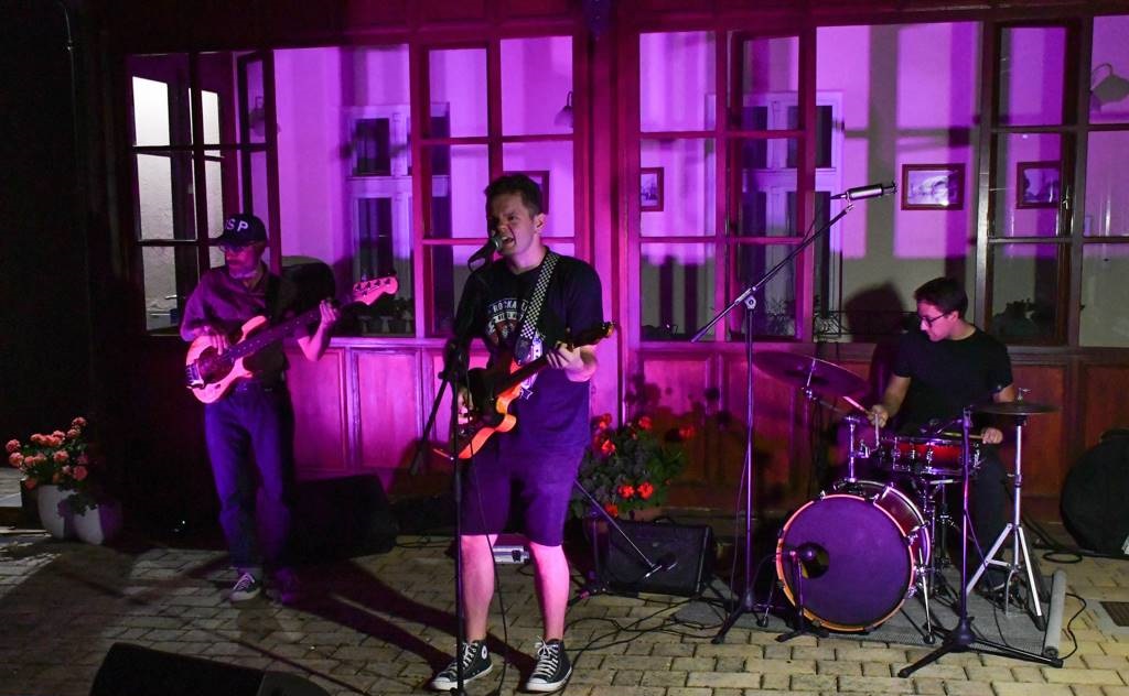 VIDEO, FOTO: Rock and roll vzdušje na sklepnem koncertu cikla Bánffy Nights