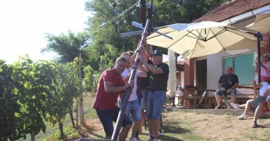 FOTO: V Čentibi postavili klopotec in pripravili vinogradniške igre