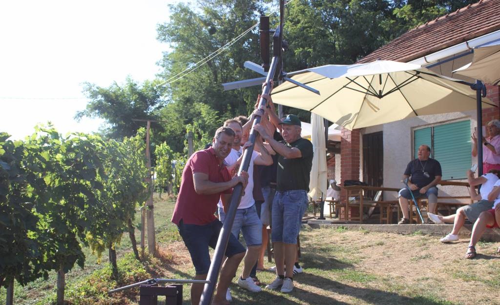 FOTO: V Čentibi postavili klopotec in pripravili vinogradniške igre