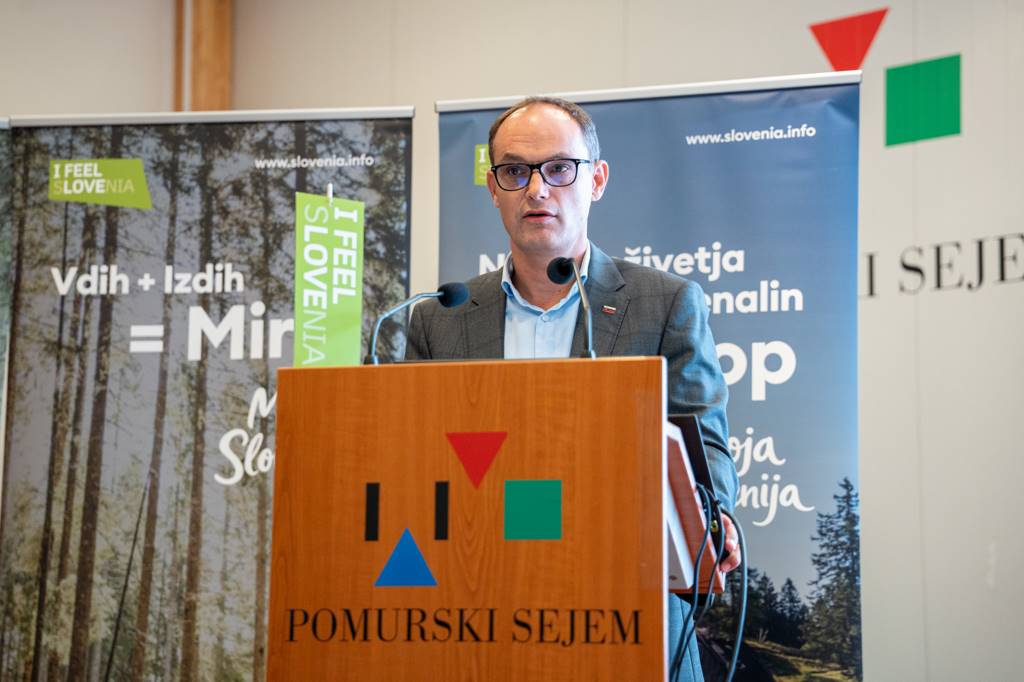 Minister Logar na sejmu AGRA: “Gozd in les sta razvojna priložnost Slovenije” Minister Logar na sejmu AGRA: “Gozd in les sta razvojna priložnost Slovenije”
