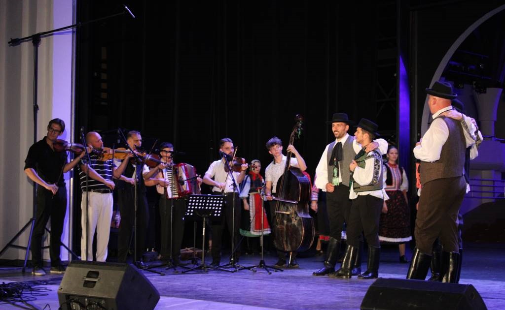 FOTO: Madžarski etno večer na letnem odru Gledališke in koncertne dvorane